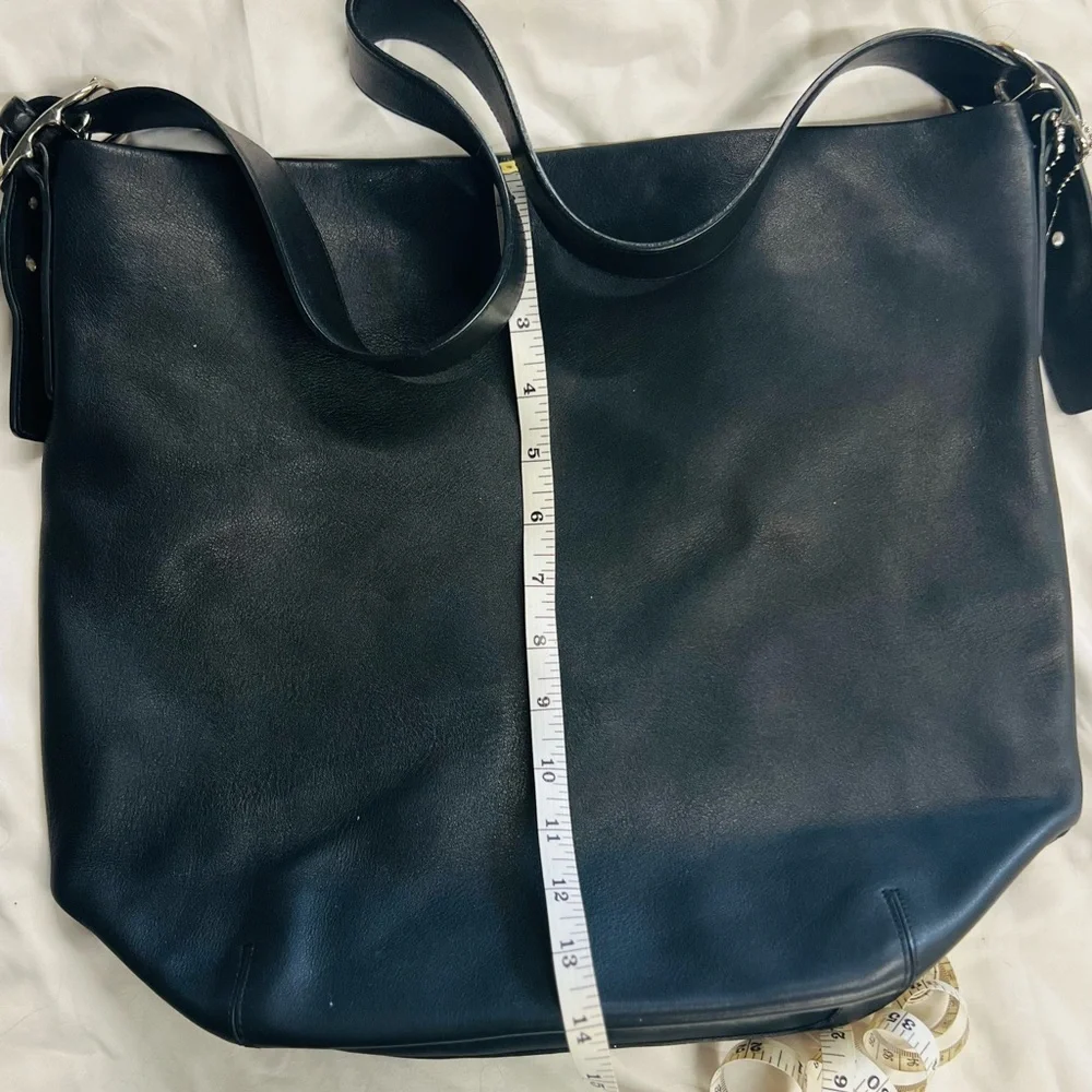 COACH Legacy Large Black Shoulder Bag. Excellent like new condition. - Picture 4 of 7